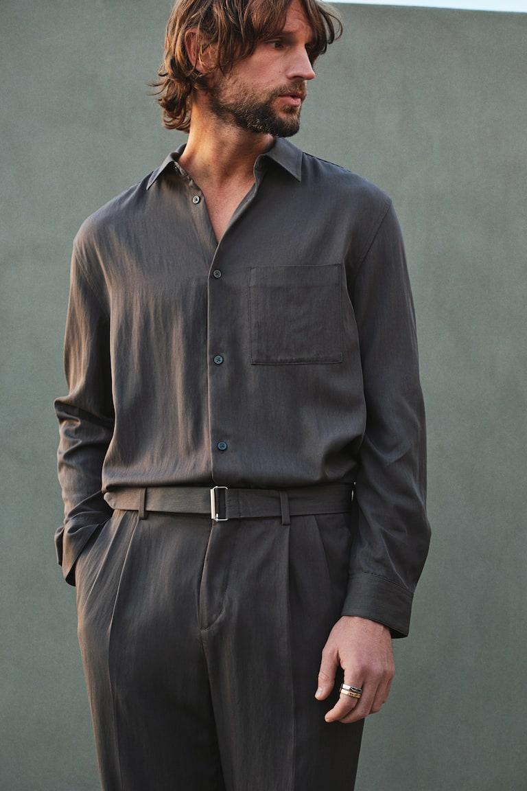 H&M Twillhose mit Gürtel in Regular Fit Räumungsverkauf