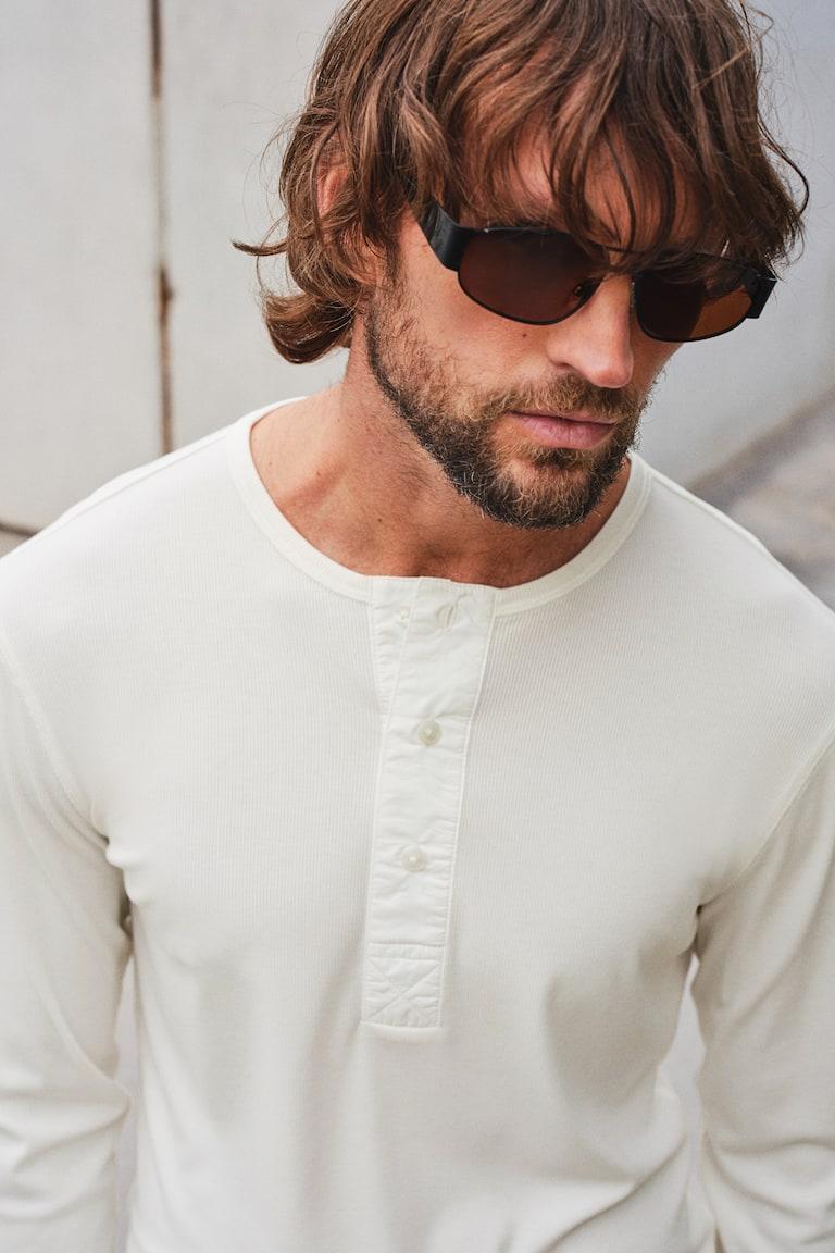H&M Geripptes Jerseyshirt in Slim Fit Vierteljährliche Förderung