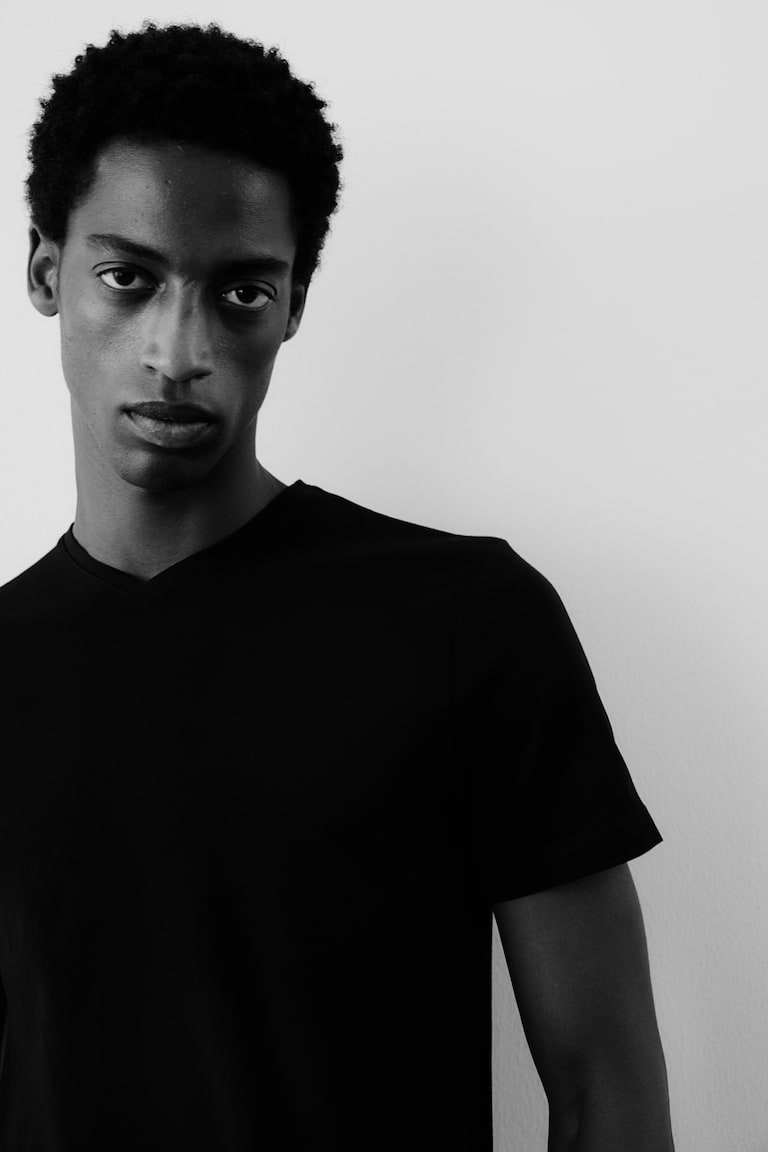 H&M T-Shirt mit V-Ausschnitt Slim Fit Räumungsverkauf