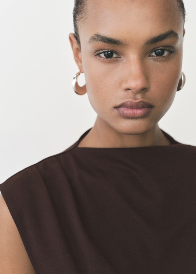 Mango T-Shirt mit asymmetrischem Ausschnitt und Raffdetails Bis zu 55% Rabatt