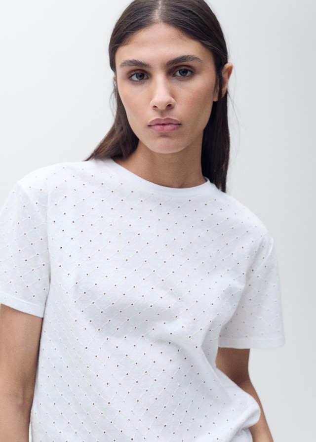 Mango Besticktes T-Shirt mit Ajourmuster Fabrikladen
