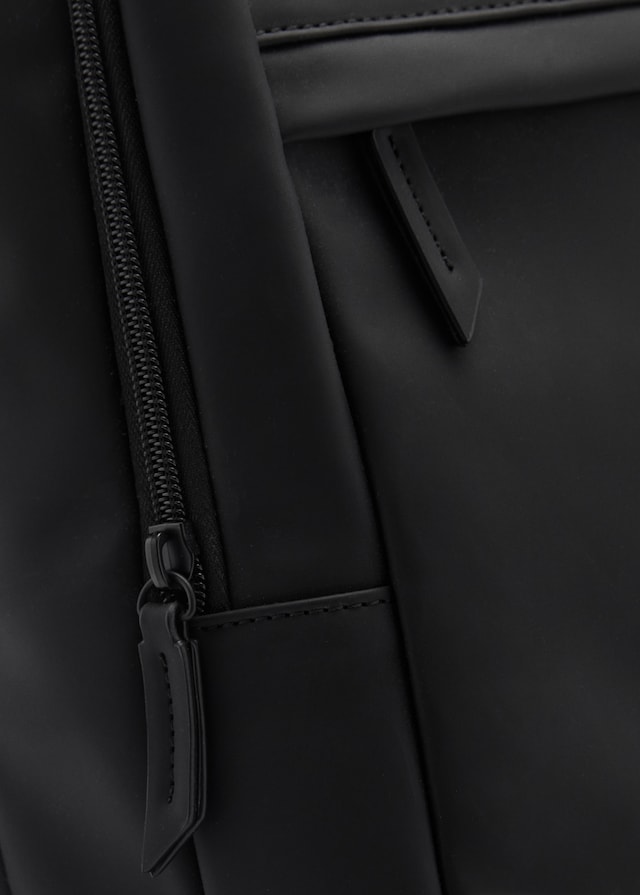 Mango Gummierter Funktionsrucksack im Angebot