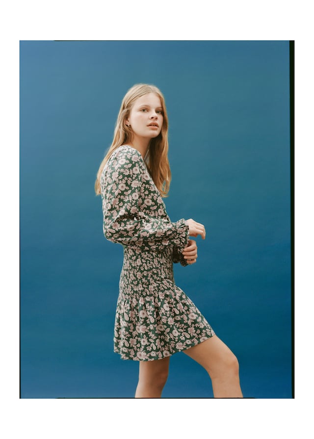 Mango Kleid mit Buchstaben-Muster und Raffdetails Vierteljährliche Förderung