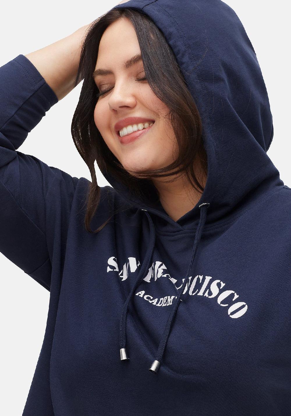 sheego Kapuzensweatshirt mit Frontdruck in A-Linie Räumungsverkauf