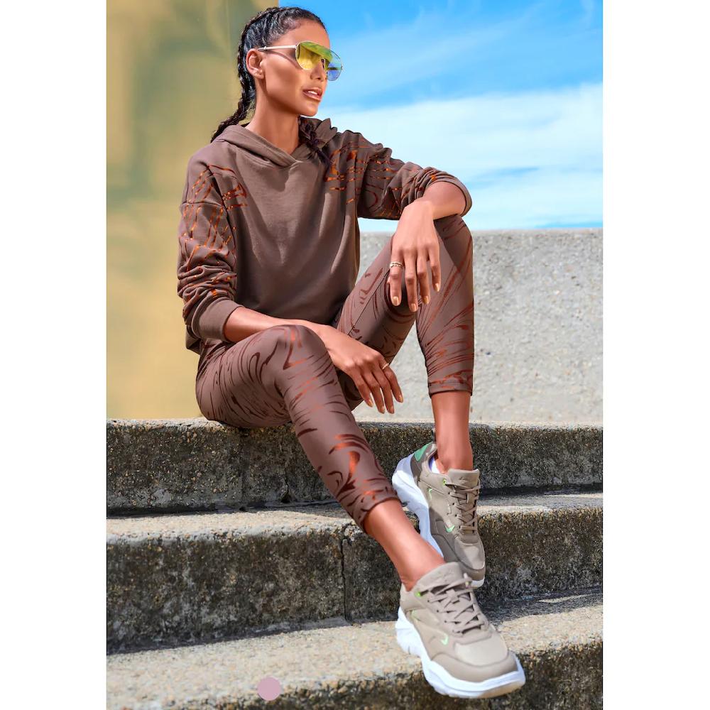 LASCANA ACTIVE Funktionsleggings Sportleggings mit glänzendem Print und 3D Schriftzug Bis zu 55% Rabatt
