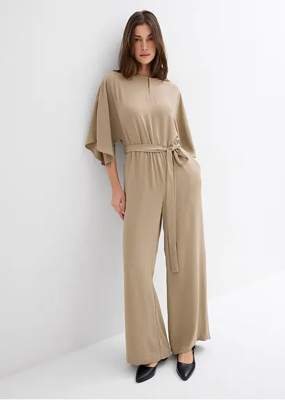 bonprix Eleganter Jumpsuit mit einem voluminösen weiten Bein einem Schlüssellochausschnitt und fließenden Cape-Ärmeln. Der farblich passende Gürtel verleiht der lockeren Silhouette mehr Definition 2025