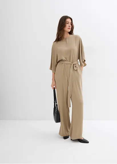 bonprix Eleganter Jumpsuit mit einem voluminösen weiten Bein einem Schlüssellochausschnitt und fließenden Cape-Ärmeln. Der farblich passende Gürtel verleiht der lockeren Silhouette mehr Definition 2025